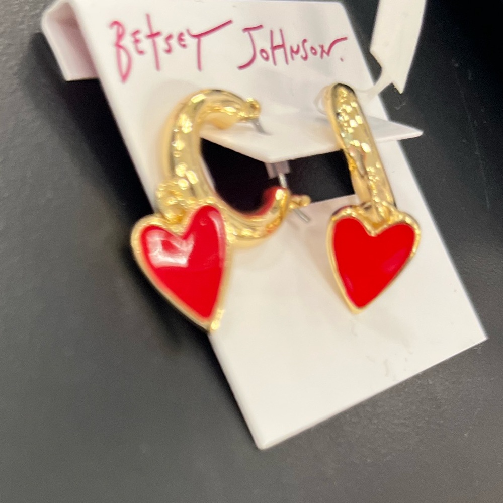 NWT ⚜️♥️⚜️ Betsey Johnson cute gold hoop earrings with dangling red heart - Picture 14 of 16